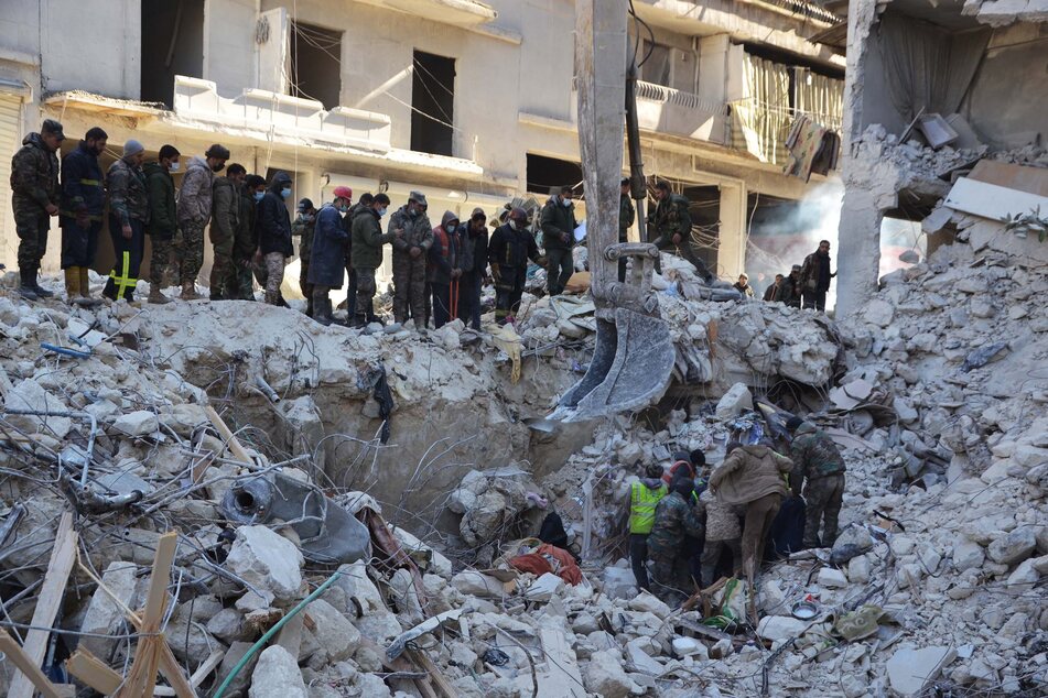 Rettungskräfte suchen weiterhin nach Überlebenden in den Trümmern tausender Gebäude der Türkei und Syrien.