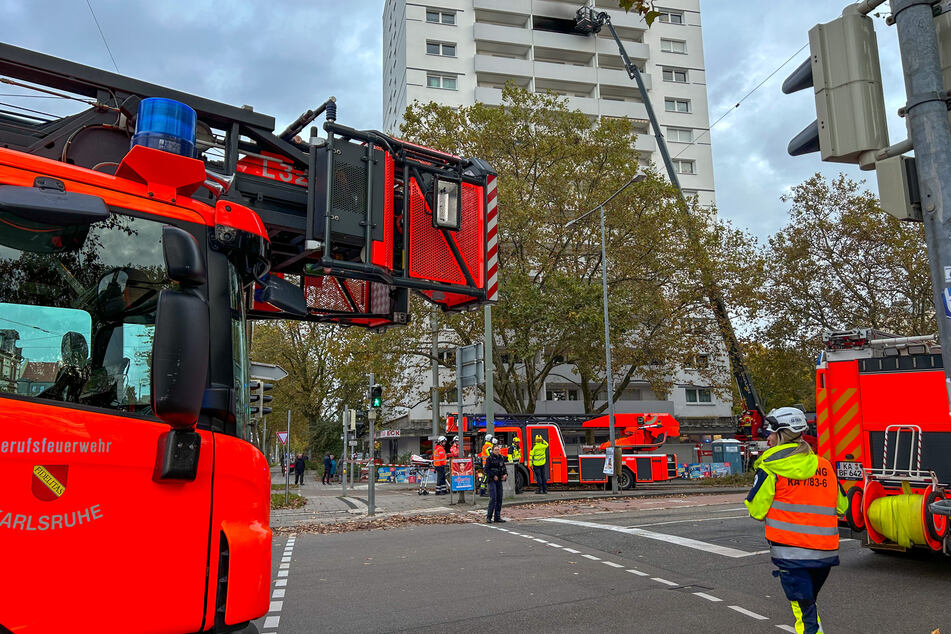 Ein Großaufgebot der Karlsruher Feuerwehr war unverzüglich mit einer Hubrettungsbühne vor Ort.