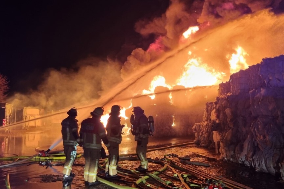 Flammeninferno in Düsseldorfer Baustoffhandel hält Feuerwehr-Kameraden in Atem
