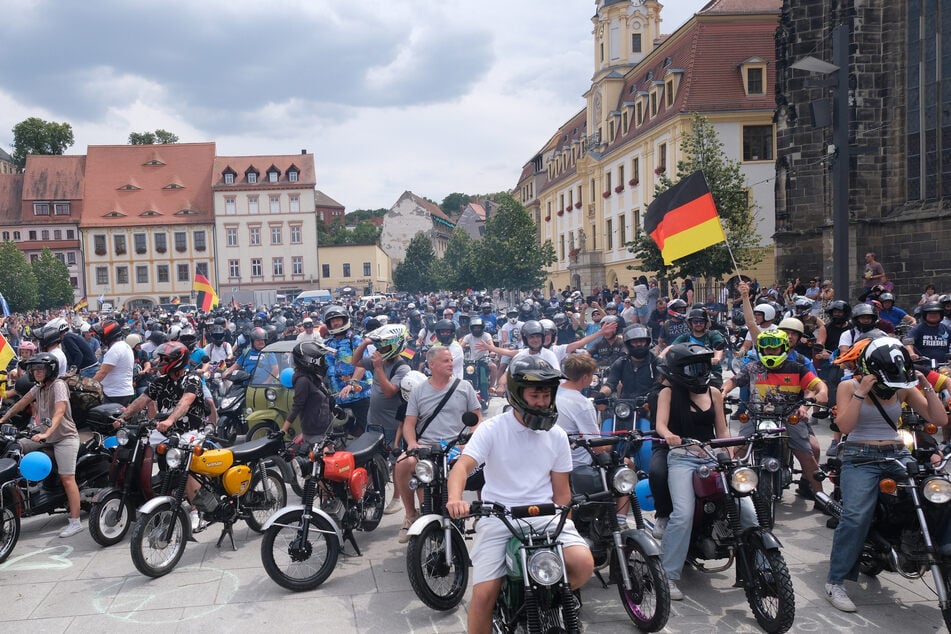 In Weißenfels versammelten sich am Sonntag zahlreiche Simson-Fahrer im Rahmen einer AfD-Wahlkampfveranstaltung auf dem Marktplatz.