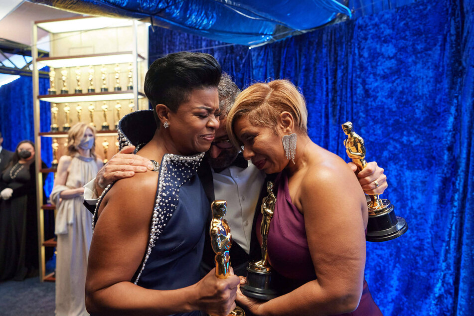 Mia Neal (l.), Sergio Lopez-Rivera, and Jamika Wilson (r.) backstage with the Oscars for Makeup and Hairstyling.