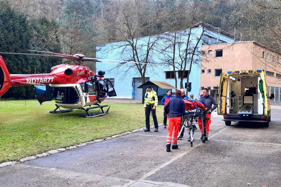 Rettungskräfte brachten die am Frinzberg abgestürzte 68-Jährige in ein Krankenhaus.
