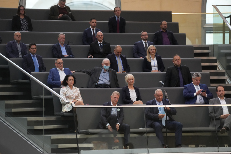AfD-Abgeordnete, die nicht geimpft, genesen oder getestet (3G) sind, verfolgen die konstituierende Sitzung des neuen Bundestags von der Tribüne aus.