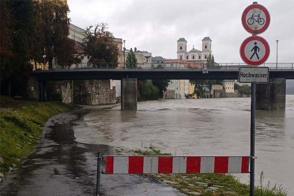 Die Donau ist in Passau bereits über die Ufer betreten und hat für erste Überflutungen gesorgt.