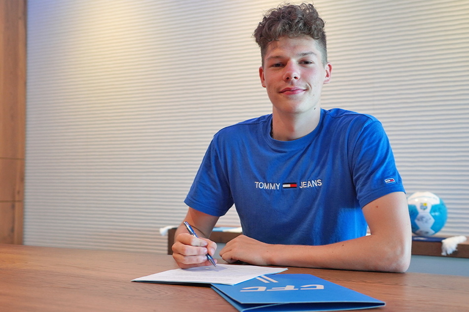 Mit Niclas Walther (18), dem Sohn von Hendrik Liebers (45), unterschrieb a, Freitag das nächste Talent seinen ersten Profivertrag.