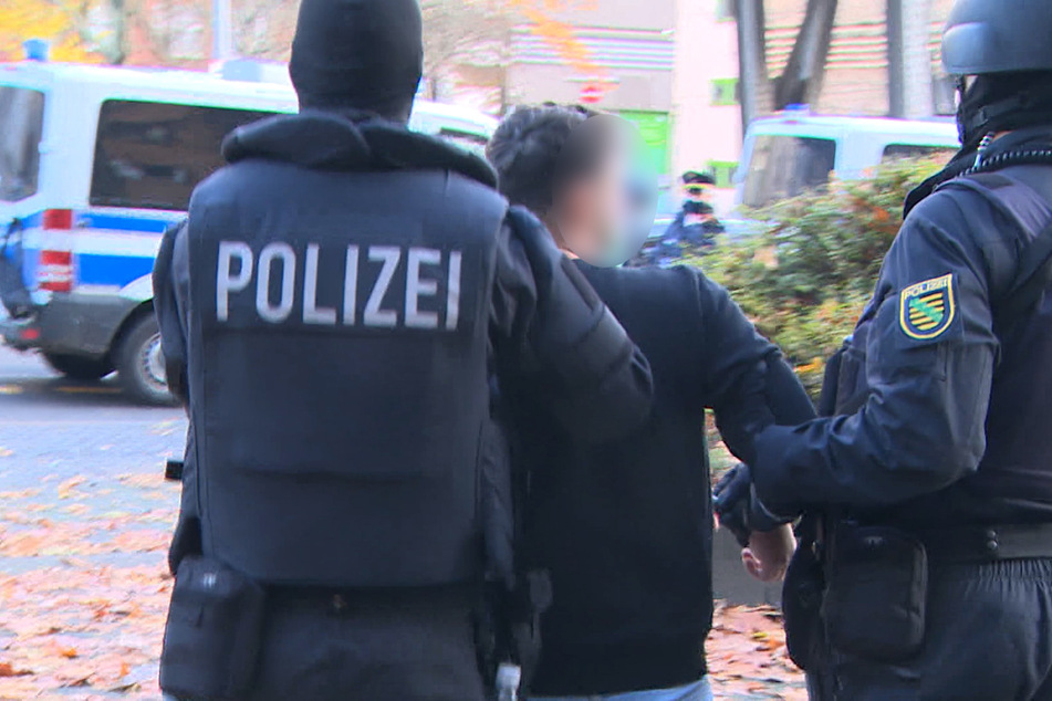 Das Standbild aus einem Video zeigt Polizeibeamte, die in der Gitschiner Straße in Berlin einen Verdächtigen abführen.