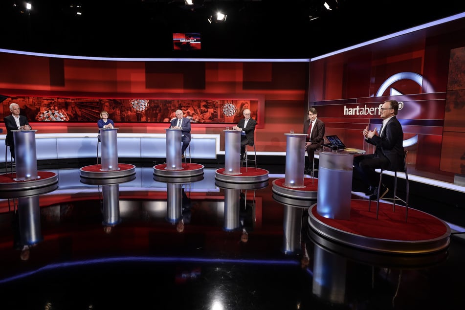Frank Plasberg (62, re.), Moderator der Talkshow "hart aber fair" , mit seinen Gästen.