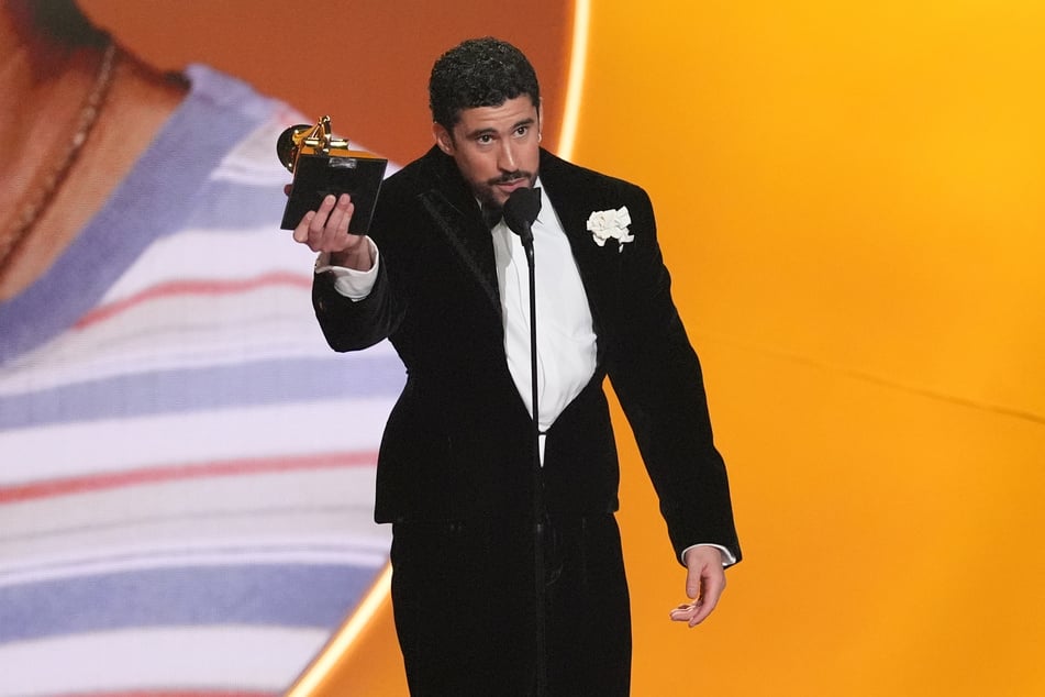 Laut Gerüchten soll der Musiker "Bad Bunny" während der Grammy-Verleihung eine schusssichere Weste getragen haben.