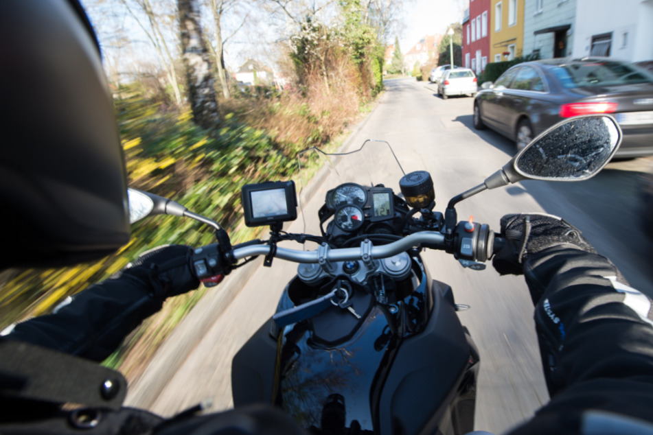 Für den Motorradfahrer kam leider jede Hilfe zu spät. (Symbolbild)