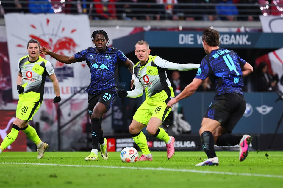 Castello Lukeba (23, 2.v.l.) möchte RB Leipzig im Sommer wohl verlassen. Zieht es ihn nach London?