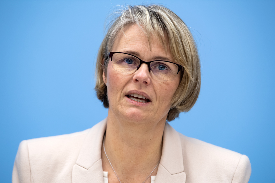 Laut Forschungsministerin Anja Karliczek (CDU) werde der Aufbau des Netzwerkes zwischen den deutschen Unikliniken mit 150 Millionen Euro unterstützt.