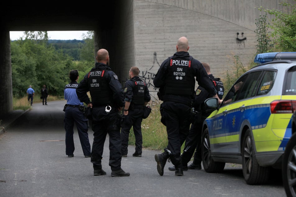 Die Bundespolizei fahndete am Freitag in Sachsen nach dem flüchtigen Fahrer eines Transporters, in dem er 17 Menschen geschleust hatte.