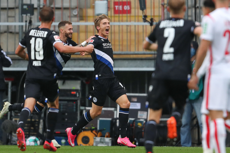 Der Bielefelder Torschütze Joan Simun Edmundsson (M) feiert seinen Treffer zum 1:0.