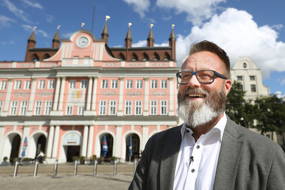 Rostocks Oberbürgermeister Claus Ruhe Madsen (parteilos) steht vor dem Rathaus.
