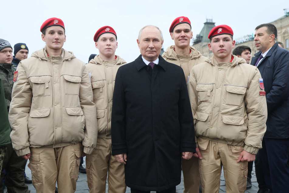 kreml-Despot Wladimir Putin (71) hat befohlen seine Armee um 15 Prozent zu vergrößern.
