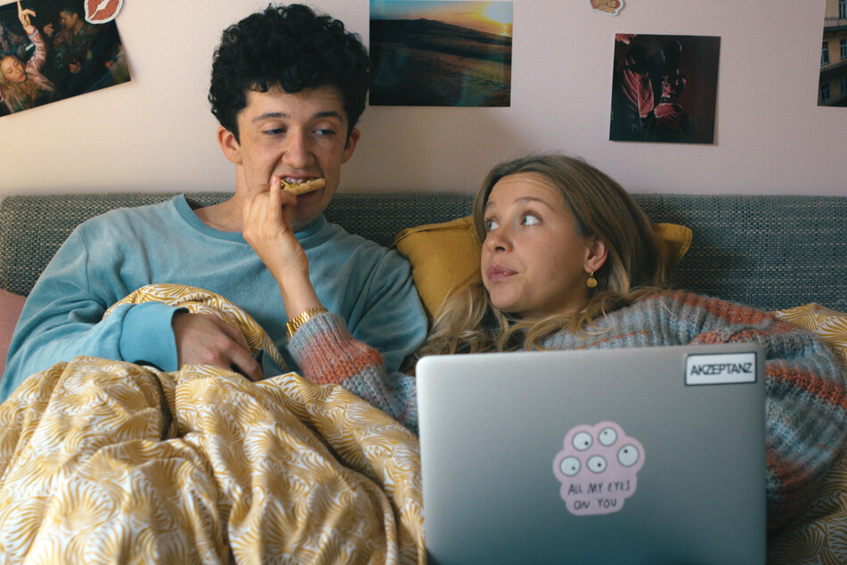 Maximilian Mundt als Moritz Zimmermann und Anna Lena Klenke als Lisa Novak in einer Szene der Serie "How to Sell Drugs Online (Fast)".
