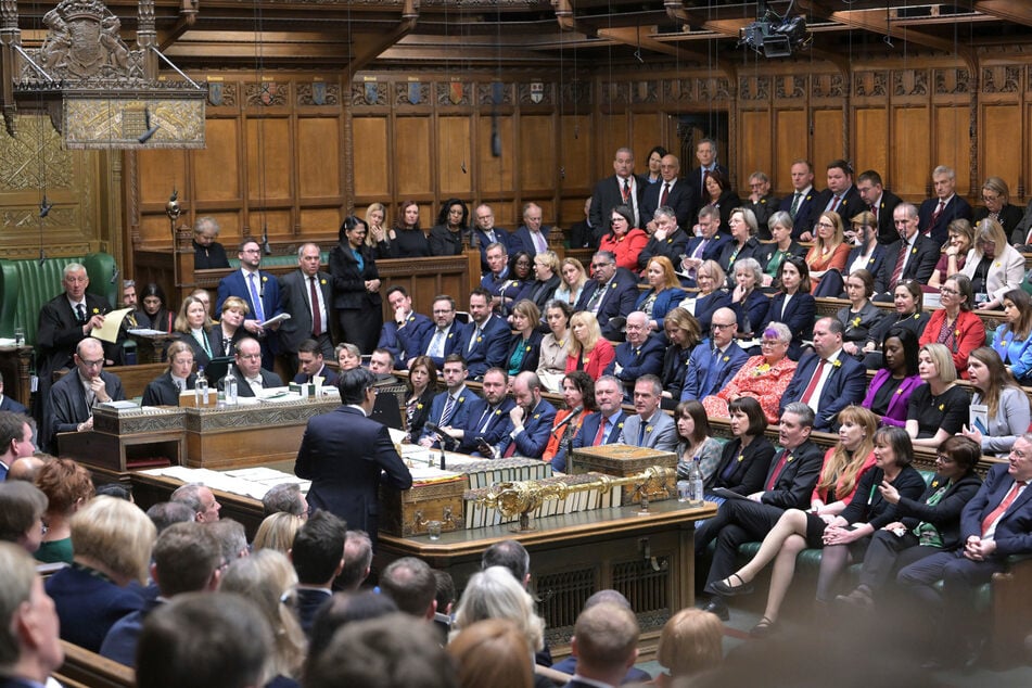 Ein Ausschuss des Unterhauses in London empfahl die vorübergehende Suspendierung.