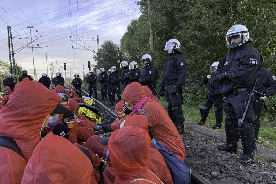 Protest gegen NATO-Übung "Red Storm Charlie": Aktivisten blockieren Gleise