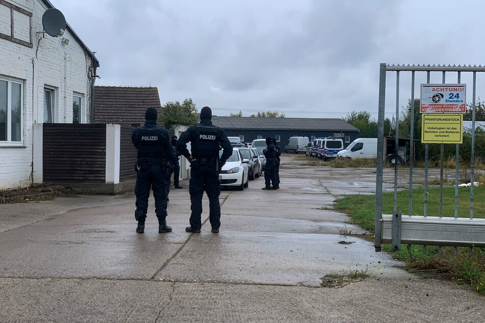 Bei der Auflösung einer rechtsextremen Boxveranstaltung am Samstag in Magdeburg trugen die Polizisten Sturmhauben und Helme.