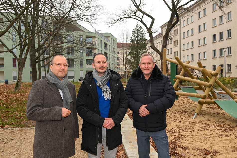 Rechts die bestehenden Häuser, links die Neubauten: Architekt Jens Heinrich Zander (52, v.r.), Vonovia-Regionalleiter Alexander Wuttke (41) und Projektleiter Lars Bendixen (45) sind zufrieden.