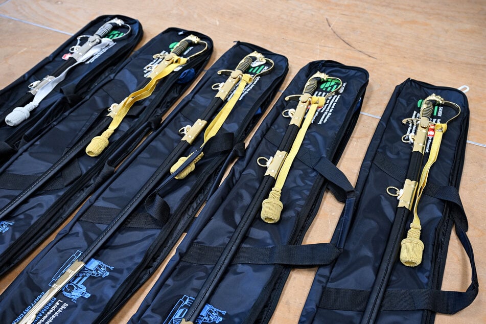 Insgesamt 35 solcher Säbel erhielt der Landesverband der Bergmannsvereine.