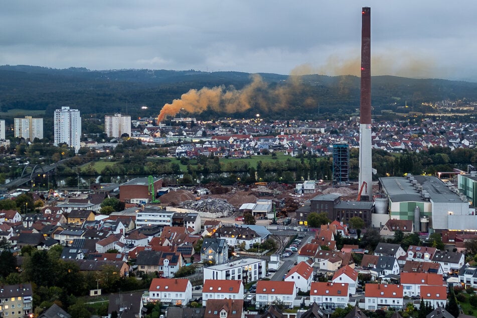 Eine orangefarbene Gitfwolke bildete sich unmittelbar nach dem Chemieunfall über dem Firmengelände in Mainaschaff.