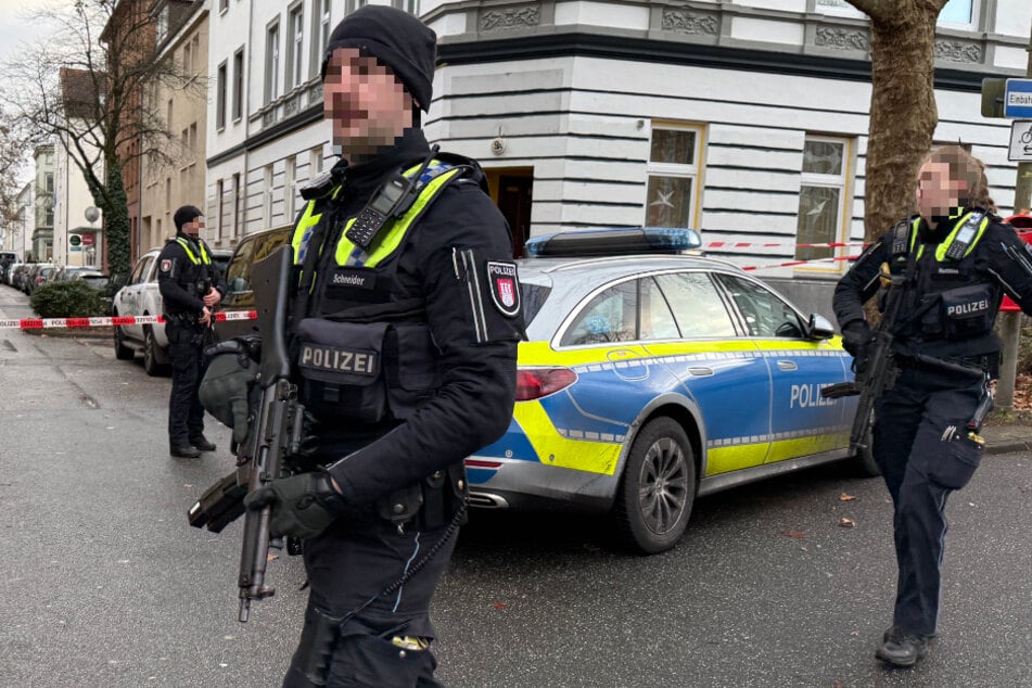 In Hamburg-Harburg waren am Montag schwer bewaffnete Kräfte der Polizei im Einsatz. Zuvor soll es eine Bedrohungslage gegeben haben.