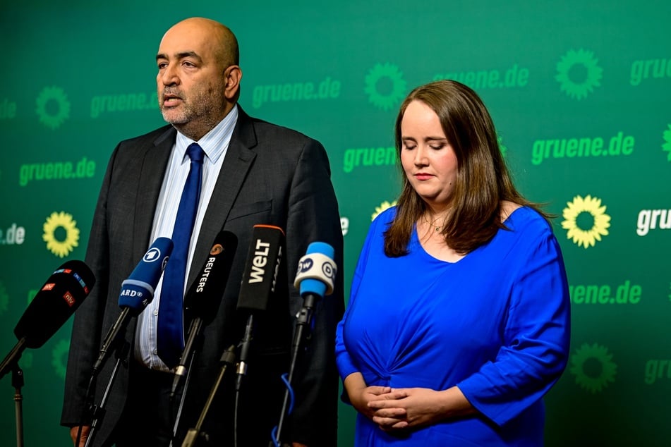 Omid Nouripour (49) und Ricarda Lang (30) geben den Rücktritt des gesamten Parteivorstands der Grünen bekannt.