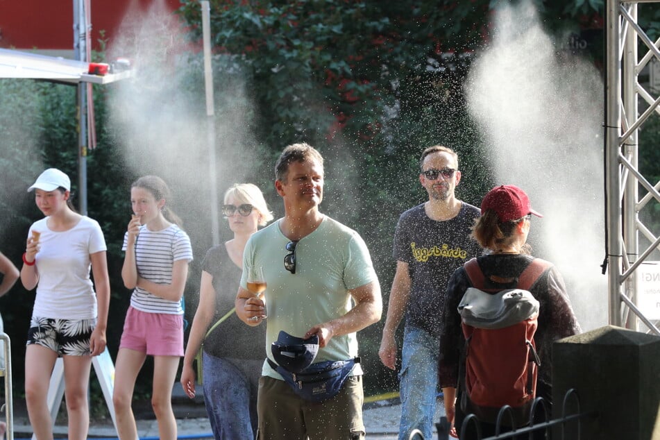 In der Fidelio-Finke-Straße sorgte eine Wassernebeldusche für Abkühlung.