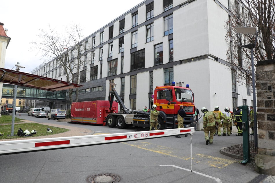 Während des Feuerwehreinsatzes lief der Krankenhausbetrieb am Städtischen Klinikum in Friedrichstadt weiter.