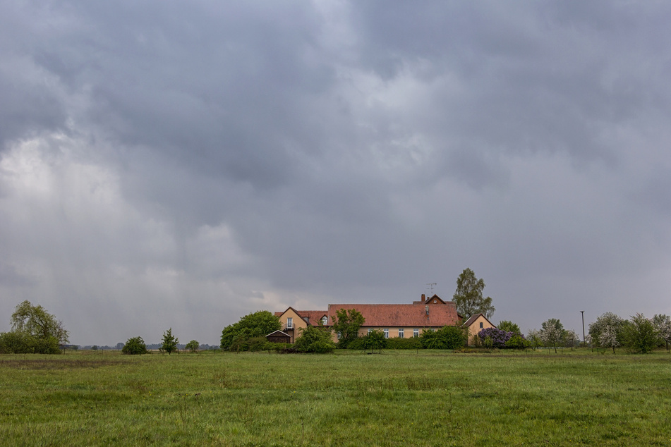 Das Wochenend-Wetter in Sachsen soll vor allem von jeder Menge Wolken geprägt sein. Es bleibt jedoch trocken. (Symbolbild)