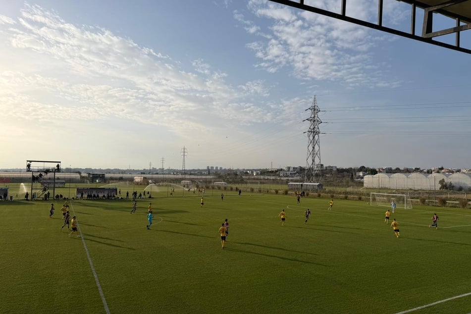 Der zweite Durchgang läuft, Dynamo hat komplett durchgewechselt.