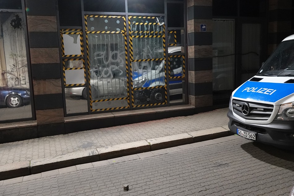Der Connewitzer Polizeiposten ist mal wieder mit Steinen beworfen worden.