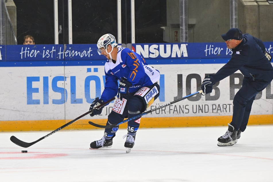 Eislöwen-Coach Corey Neilson (47, r.) sieht Vincent Hessler (25) als Defensiv-Spieler.