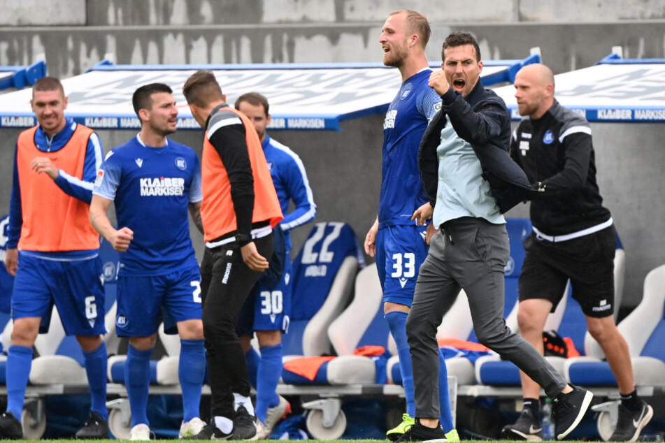 KSC-Trainer Christian Eichner (37, 2. v. r.) bejubelt beim Schlusspfiff den Sieg gegen den VfB Stuttgart.