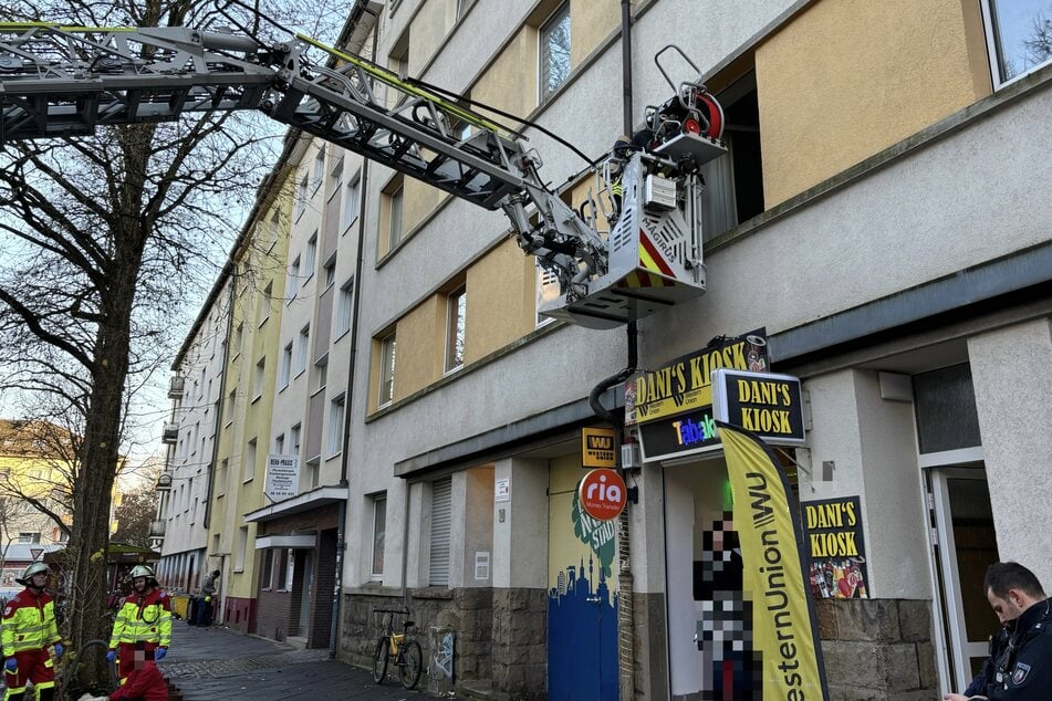 Da die Einsatzkräfte nicht durch die Haustür kamen, nutzten sie Drehleiter, um übers Fenster in die Wohnung zu gelangen.