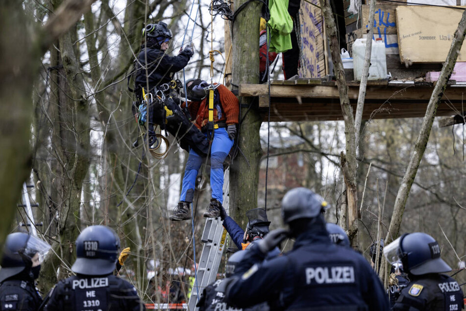 Frankfurt: Räumung im Fechenheimer Wald: Polizei greift gegen Klima-Aktivisten durch