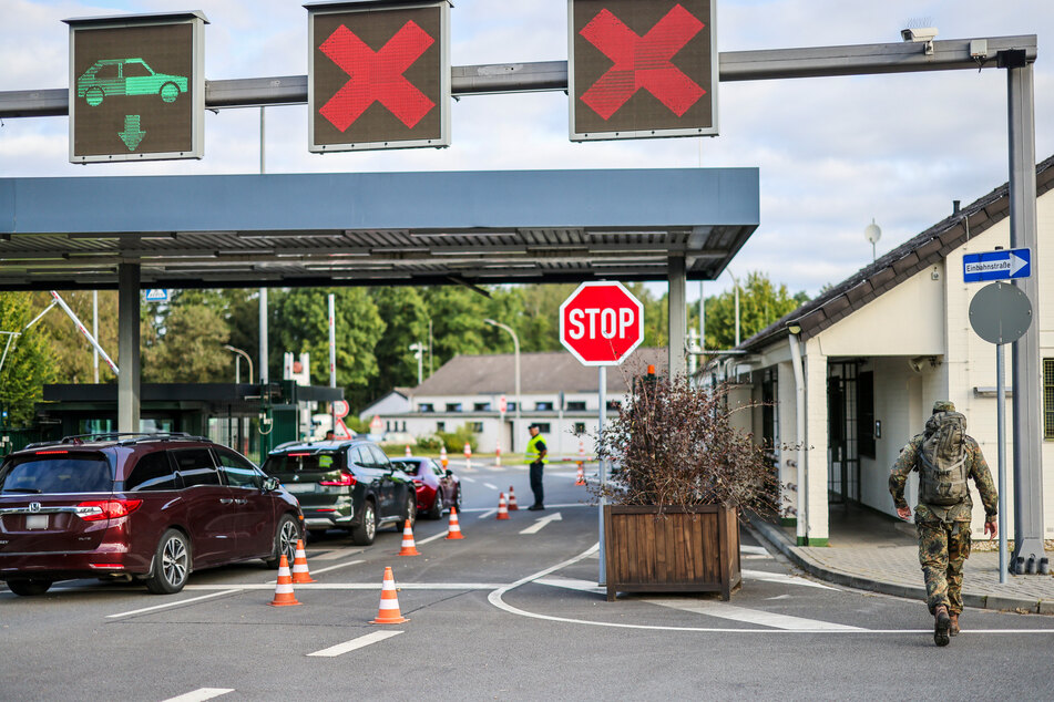 Am Morgen kontrollieren Soldaten die Einfahrt in die Nato Air Base.