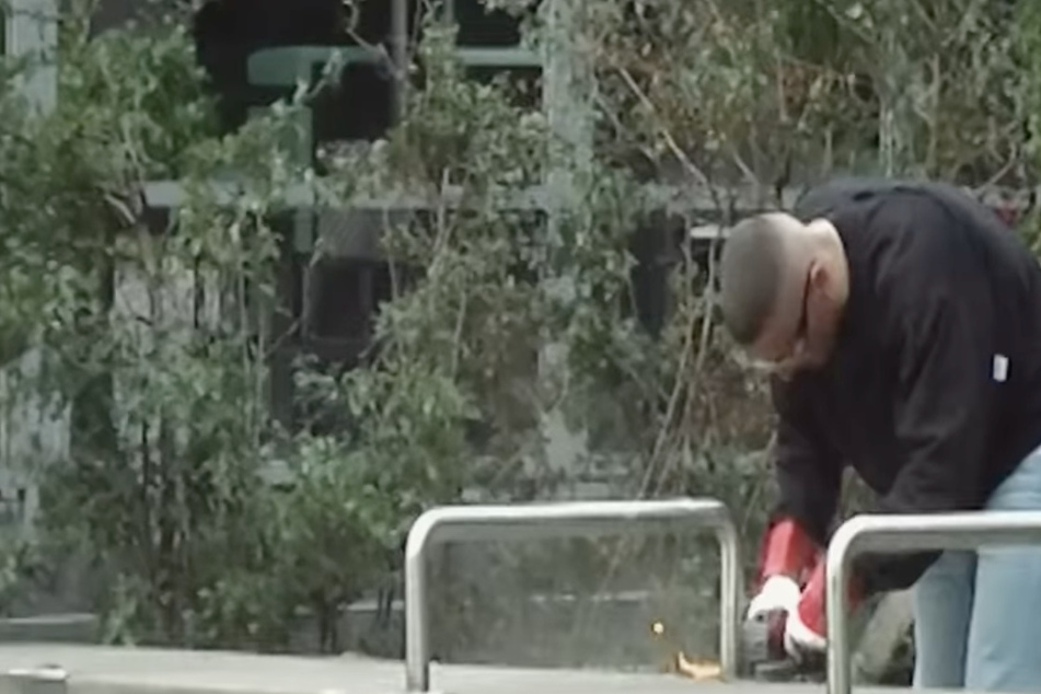 Rapper Disarstar flext Metallbügel gegen Obdachlose ab: "Nicht mal das Mindeste"
