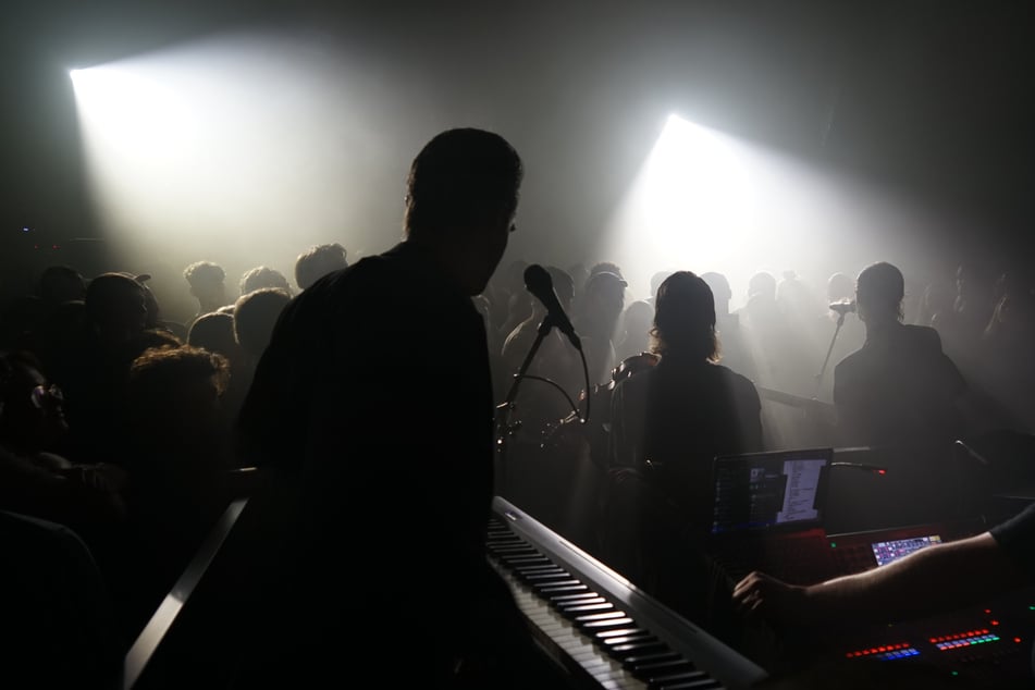 Nach etwa einer Stunde sprangen Hartmann, Aue und ein Teil der Band ins Publikum und spielten ein paar Songs auf einer kleinen Bühne inmitten ihrer Fans.