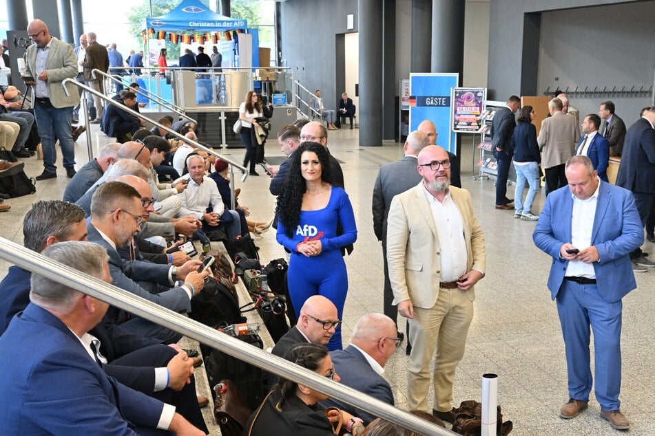 Zahlreiche Delegierte der AfD sind bereits am Tagungsort eingetroffen.