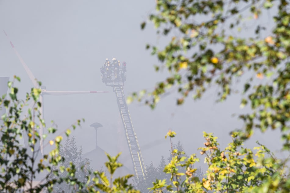 Der dichte Rauch des Feuers hielt sich hartnäckig über Wunsiedel.