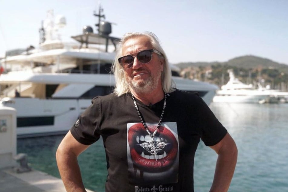 Robert Geiss (59) posiert vor der "Indigo Star". Die Luxus-Yacht ist seit 2013 immer wieder ein beliebter Drehort für die Reality-TV-Doku "Die Geissens".