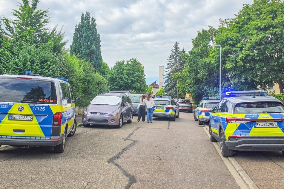 Die Polizei ist im Großaufgebot vor Ort.