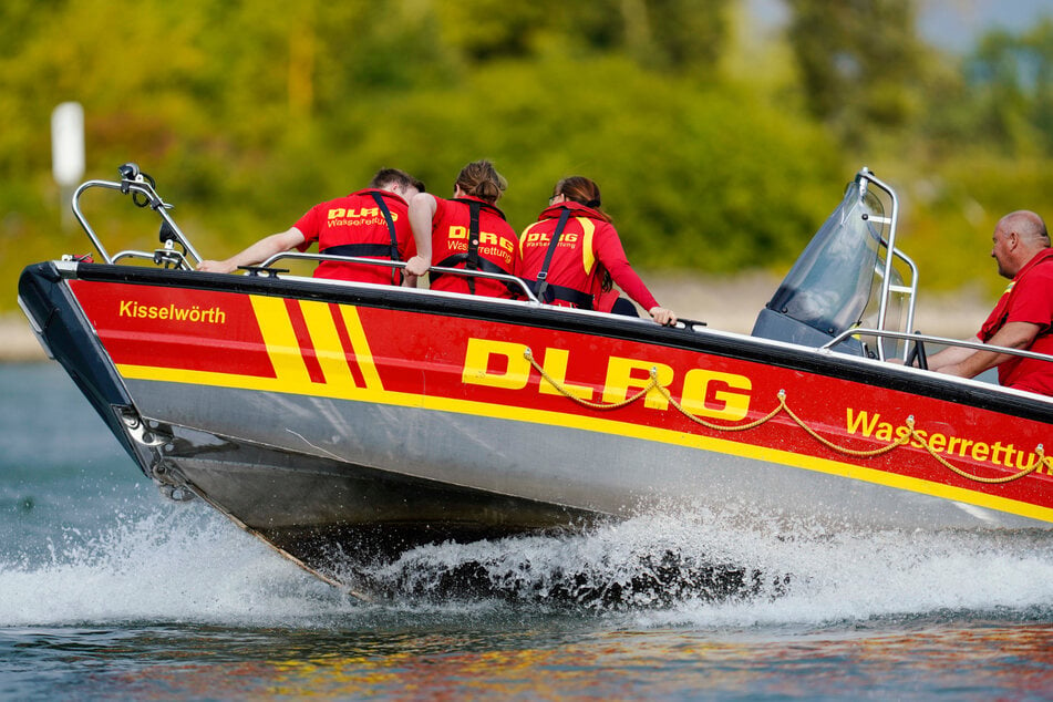 Im rheinland-pfälzischen Guntersblum kam es am Dienstagabend infolge eines in den Rhein gesunkenen Autos zu einem Großeinsatz der DLRG sowie von Polizei und Feuerwehr - beide Insassen des Wagens wurde tot geborgen. (Symbolbild)