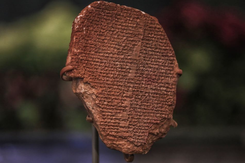 Eine 3500 Jahre alte Tontafel mit Teilen aus dem Gilgamesch-Epos. Einer neuen Studie zufolge verständigte sich die Menschheit in einer Zeit von etwa 1000 vor Christus bis 1000 nach Christus mit Zehntausenden Sprachen.