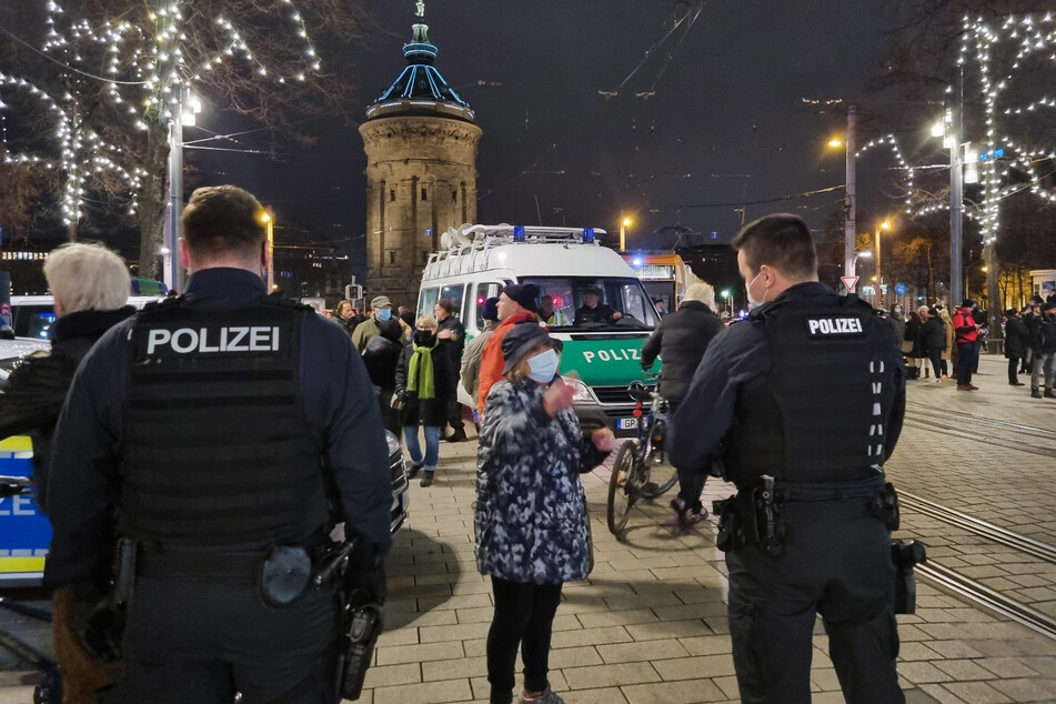 Am Montag zogen nach Schätzungen der Polizei bis zu 2000 Menschen - zum Teil in Gruppen zu mehreren Hundert Männern und Frauen - durch Mannheim.