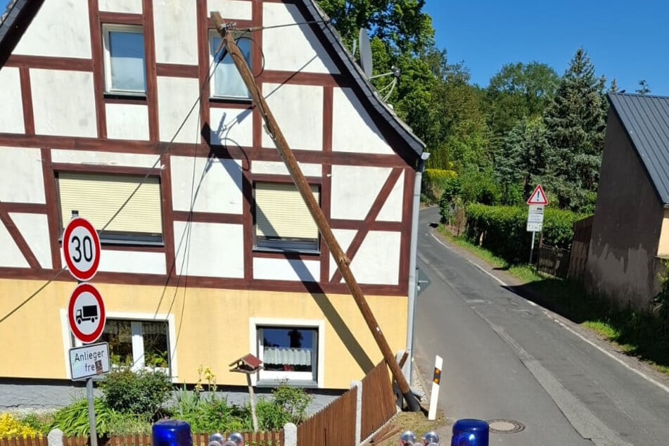 Kipper-Fahrer lässt Telefonmast kippen und haut einfach ab