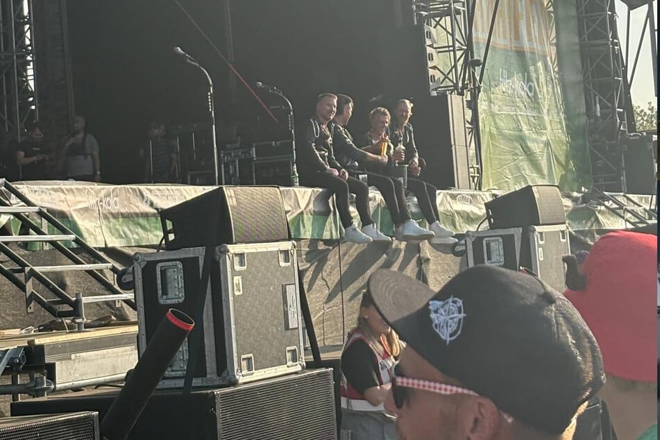 Die Musiker nahmen's gelassen, griffen sich ein paar Bier und machten es sich am Rand der Bühne mit ihren Fans gemütlich. Nach wenigen Minuten war das Problem behoben und die Show ging weiter.