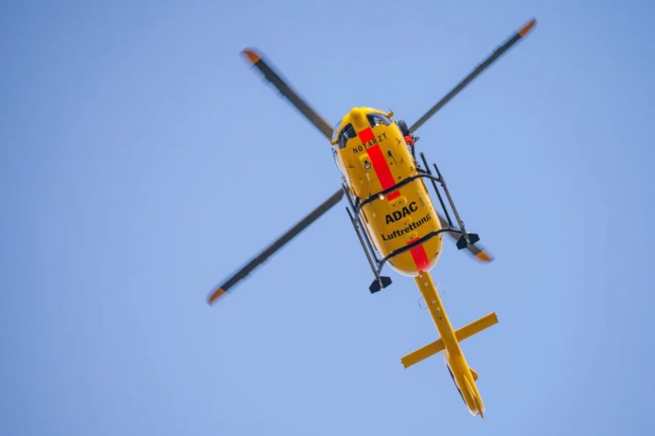Der 19-Jährige wurde mit einem Rettungshubschrauber in ein Krankenhaus transportiert. (Symbolfoto)